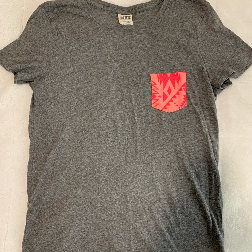 VS PINK GRAPHIC POCKET TEE